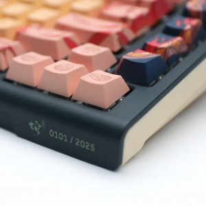 Ducky Year of the Snake 2025 Zodiac gamer billentyűzet, 75%, Hot-Swap-kompatibilis, RGB, ISO - MX2A Brown (DKYOTS2025-CBDEPHCH000BY1)